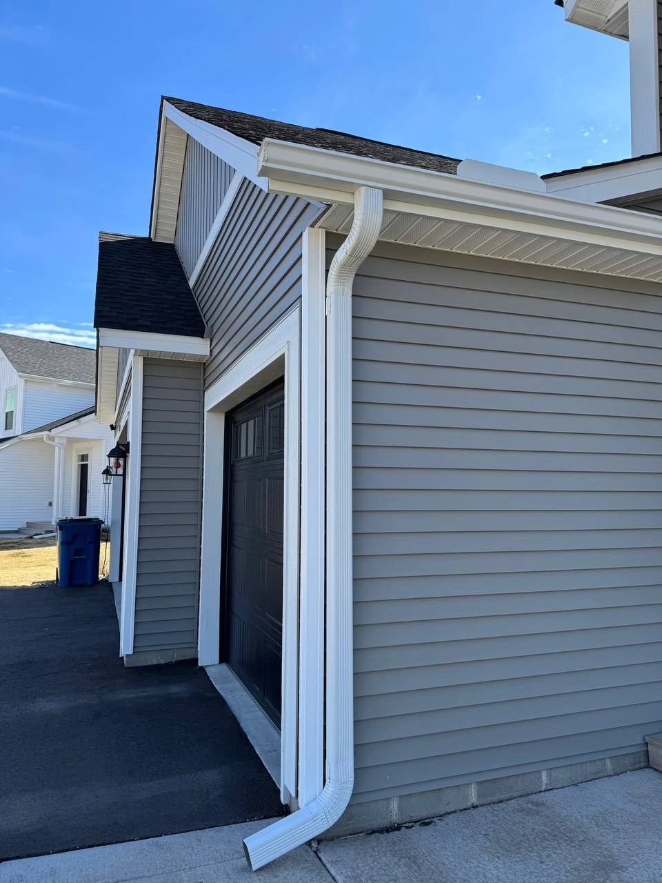 Seamless gutter and downspout installation on a Woodbury MN home